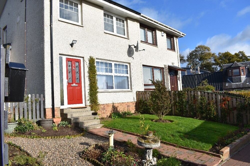 2/3 bedroom house in Liff, sought after semirural location just outside Dundee with great dog