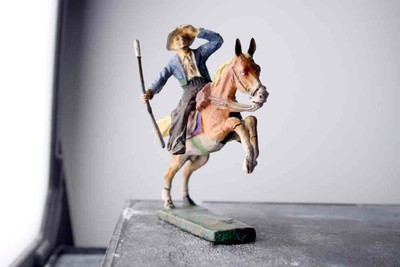 COMPOSITION ELASTOLIN Wild West Cowboy Mounted Scout Shading Face w Rifle ~7cm A