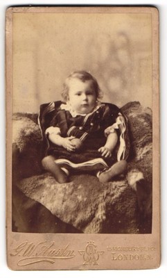 Fotografie G. W. Austen, London, niedliches Kleinkind im dunklen Kleid auf eine 