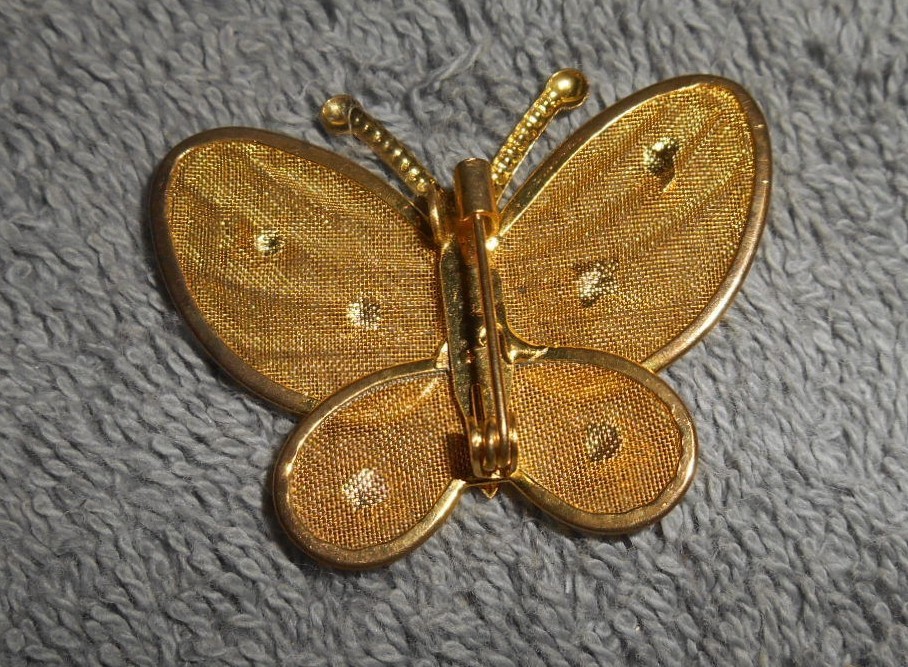 ( J1 ) GOLD TONED BUTTERFLY PIN BACK