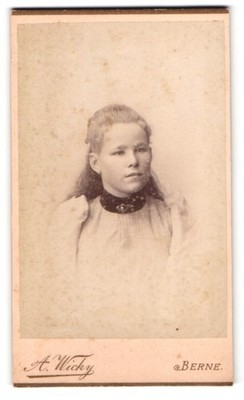 Fotografie A. Wicky, Berne, junges Mädchen mit weichen Gesichtszügen 