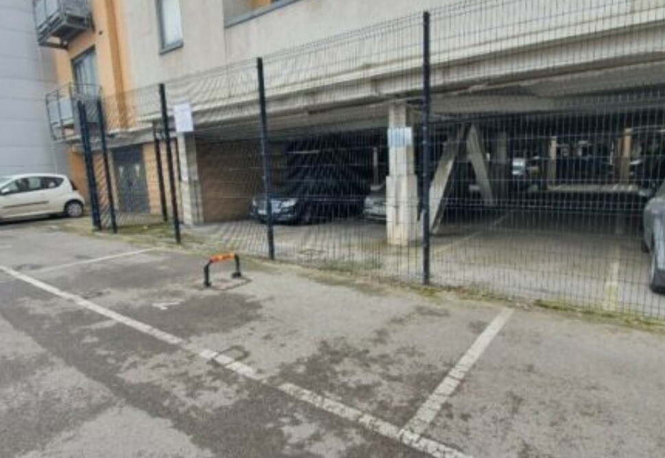 LEEDS CITY CENTRE PARKING SPACE 1min from Lloyds Lovell Pk Rd offices