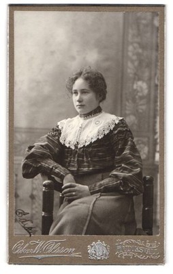 Fotografie Oskar W. Olsson, Hudiksvall, Riks-tel. 48, Hübsches Mädchen im gestr 
