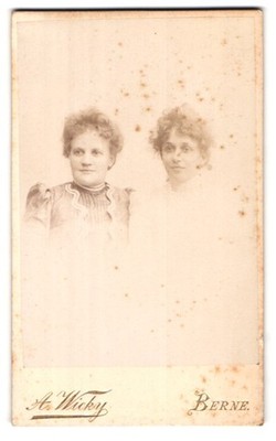 Fotografie A. Wicky, Berne, Schanzenstrasse 6, Portrait zwei junge Damen in mod 