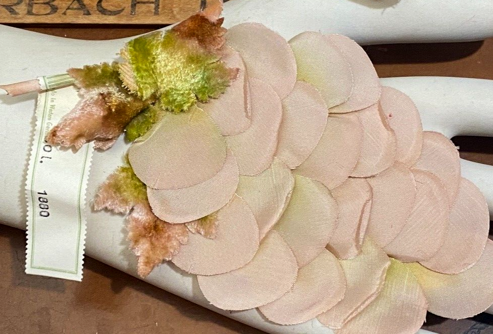 vintage 1940s millinery flower petals silk pad 1pc Germany rosebud pink