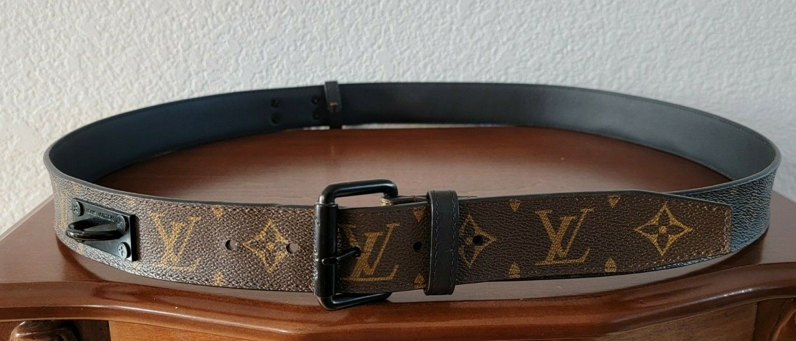 Louis Vuitton Mens Monogram Leather Belt MP228 Signature Louis Vuitton Mens Monogram Leather Belt MP228 Signature
