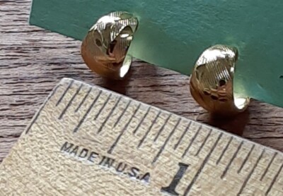 Goldtone Wide Band Style Hoop Small Pierced Earrings Floral Textured NWOT 1/4''