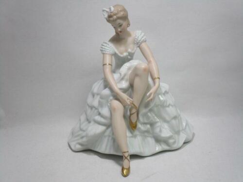 Wallendorf 1764 Porzellanfigur Ballerina Schuhe bindend, ca. 19 cm H   1R350
