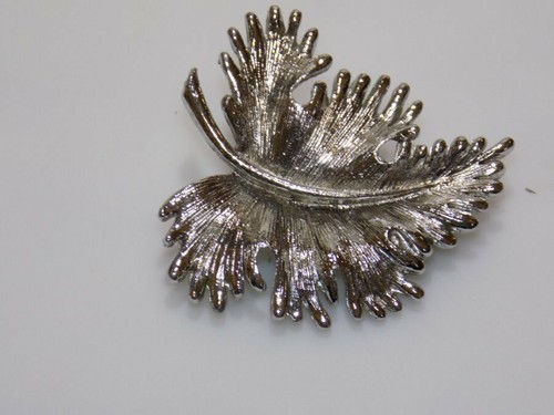 J245-VINTAGE PIN/BROOCH~SILVER TONE~LEAF DESIGN~1.5