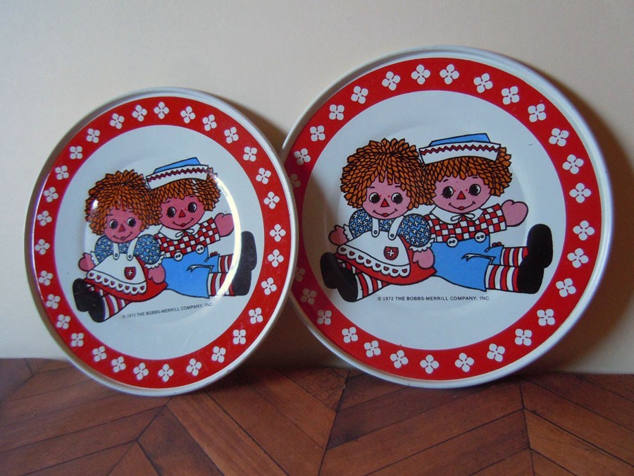 1972 Vintage Tin Litho Children's Toy Dishes Plates Raggedy Ann & Andy Dolls