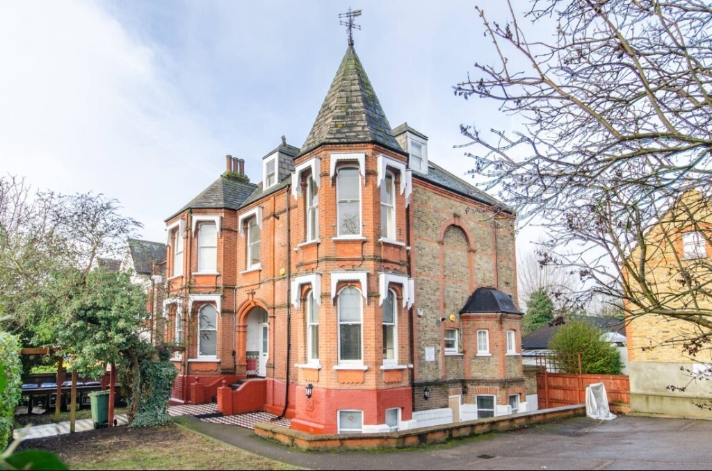 A STANNING TWO BEDROOM FLAT IN A PERIOD PROPERTY IN QUEENS PARK NW6