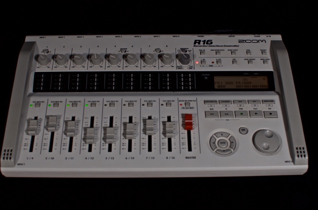 Zoom R16 digital multitrack recorder & DAW interface in Stirling
