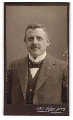 Fotografie Albert Schou jun., Köbenhavn, Frederiksborggade 1, Portrait eines He 