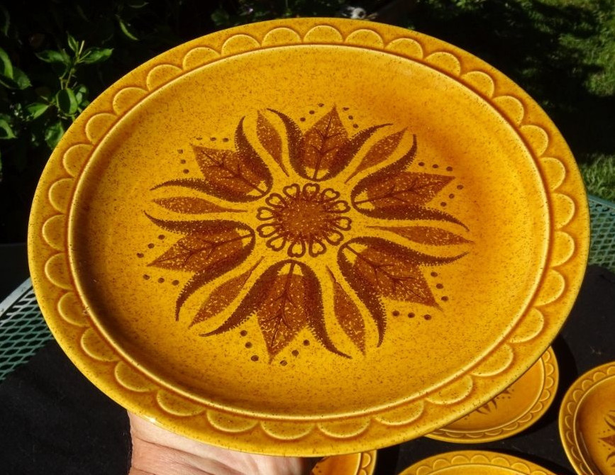 6 VINTAGE HOMER LAUGHLIN GOLDEN HARVEST PATTERN NICE 10 1/8