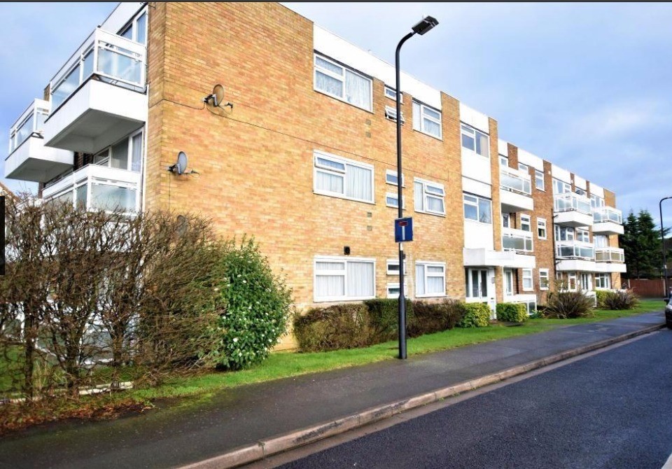 One bedroom flat to rent off Upton Court road (inc water and council