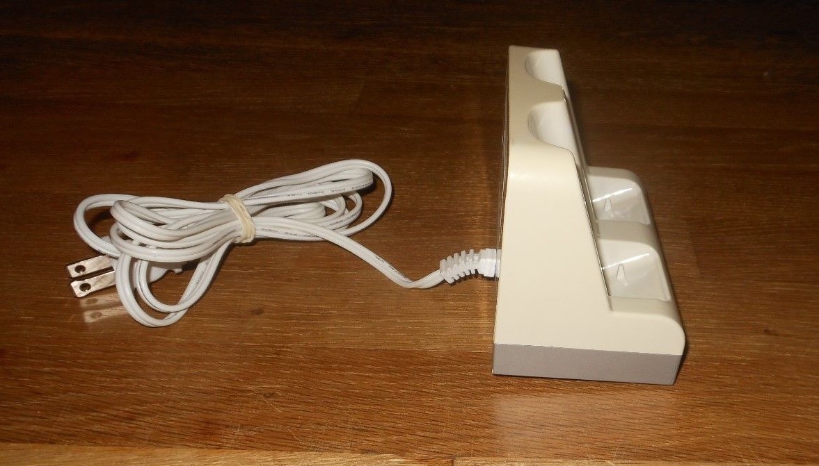 NYKO Wii CONTROLLER CHARGE STATION  Used LOT #A