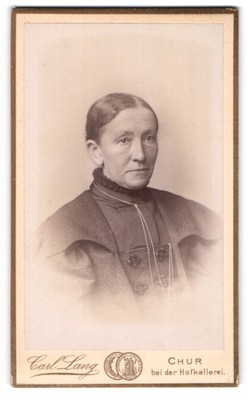 Fotografie Carl Lang, Chur, ältere Dame im dunklen Kleid mit Halskette 