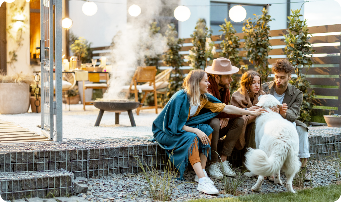 Freunde mit einem Hund auf der Terrasse