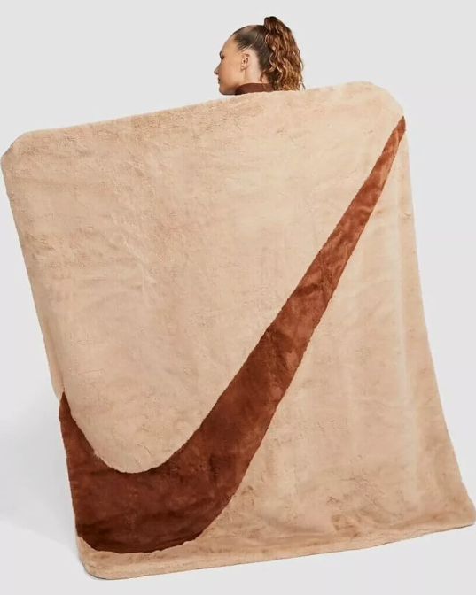 NIKE Plush Fake Fur Blanket ブランケット 毛布 Nike Sportswear Plush Faux Fur Blanket One Size Beige Brown