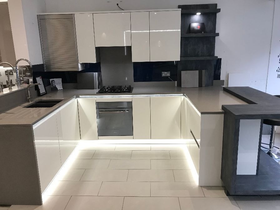 Ex Display German Ultra Gloss Kitchen Cheap In Telford