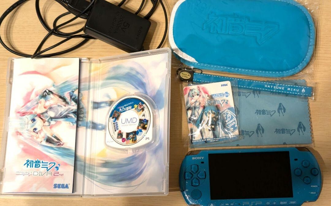 Sony PSP 3000 Console Hatsune Miku Project DIVA 2nd Edition