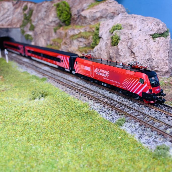 Train De Voyageurs Avec Rh 1116 Â« 100 Years ÃBb Â» Railjet