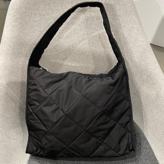 【COS】 Diamond Quilted Hand Bag Black COS Diamond Quilted Hand Bag Black Shop Authentic at SASOM