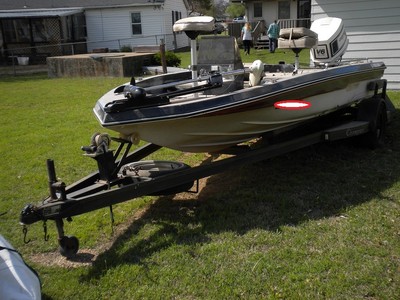 1985 - 17' Champion V - Pro Bass Boat