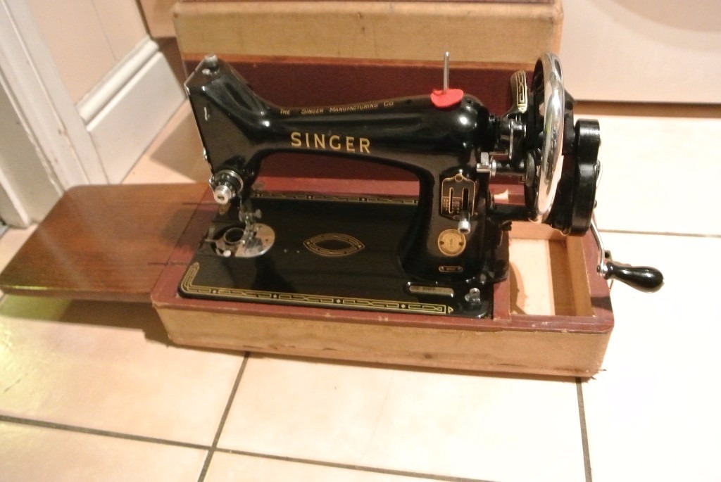 Singer Handcrank sewing machine Model 99K Serial Number EM750508 in