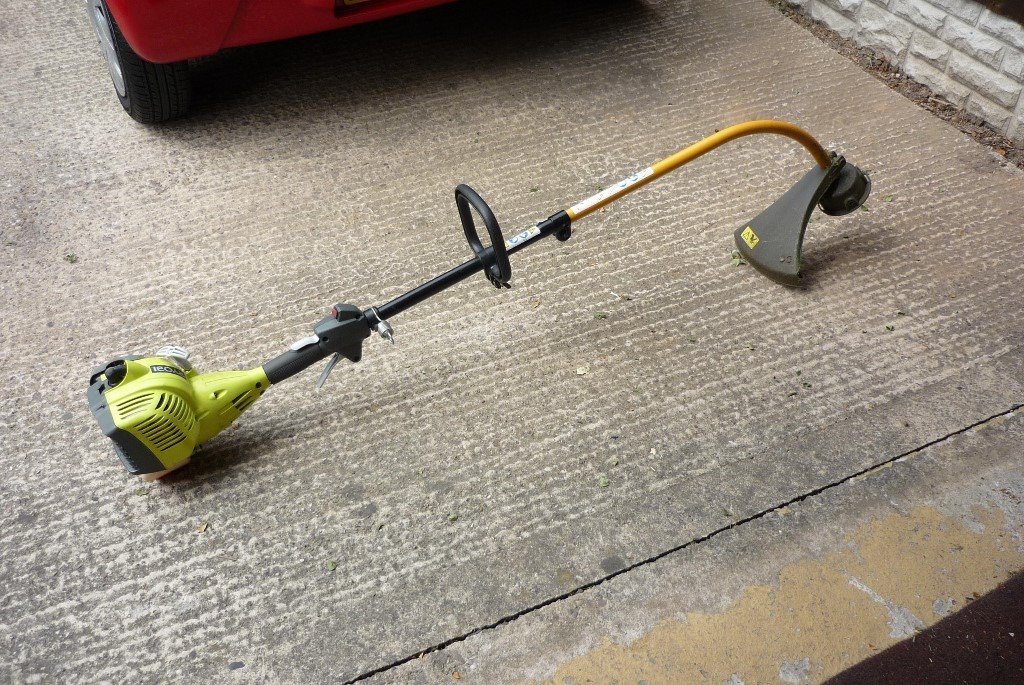 RYOBI PETROL GRASS STRIMMER WITH TWO HEDGE CUTTING ATTACHMENTS in