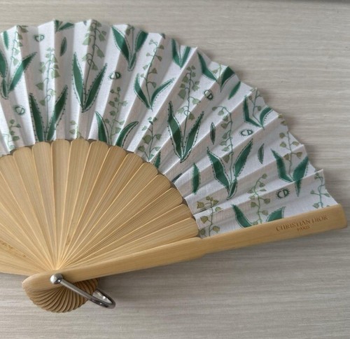 訳あり新品　CHRISTIAN DIOR　クリスチャンディオール　グリーンベルト Christian Dior Novelty GREEN Folding Fan with strap NEW