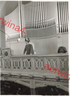 Deutscher Soldat an Orgel Kirche in Kemi Finnland