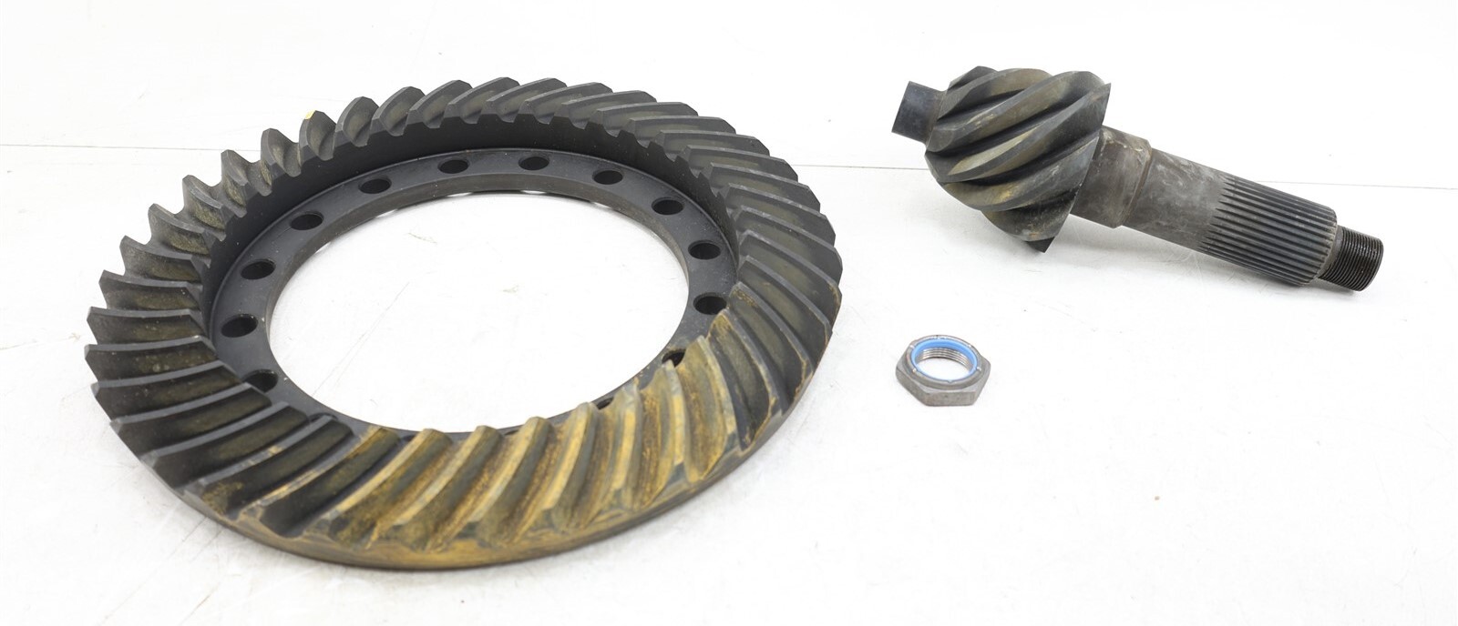 NEW OEM GM Rear Diff Ring & Pinion Gear Kit 5.57 15585065