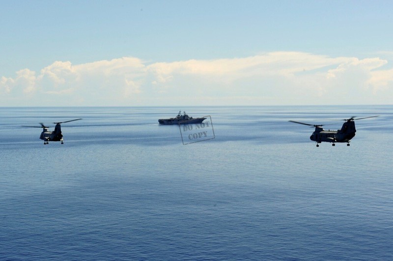 US Navy USN amphibious assault ship USS Essex (LHD 2) CH-46E D1 8X12 PHOTOGRAPH