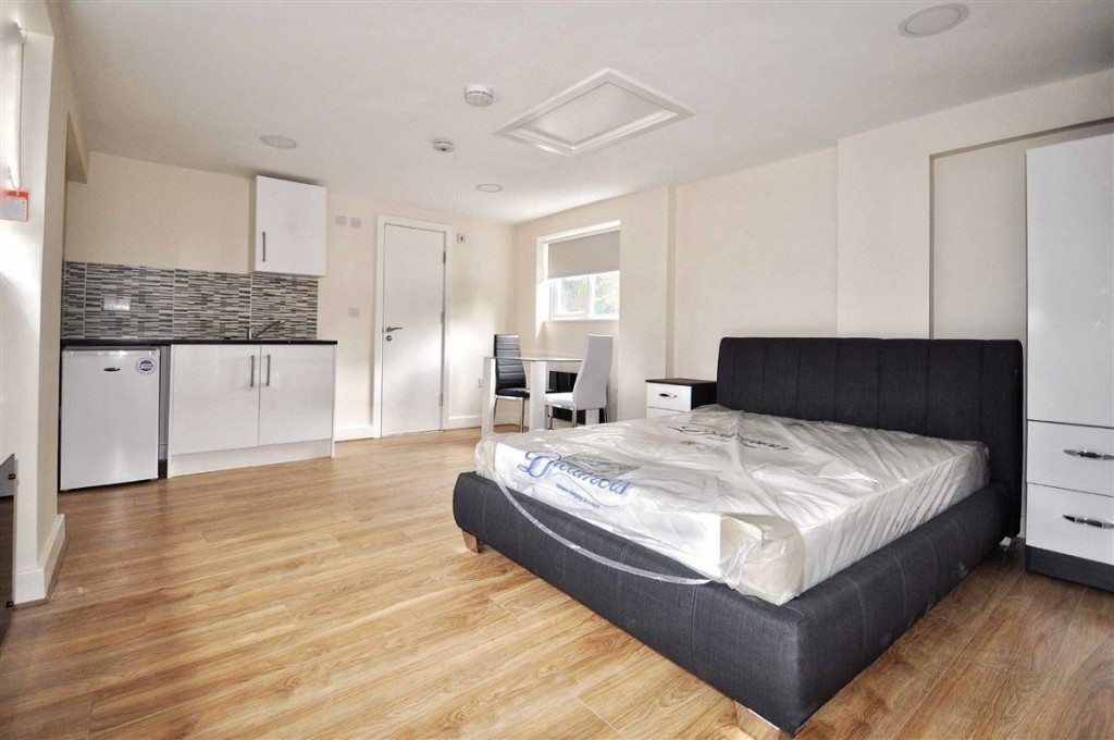 STUDIO flat to rent in PLaistow Part DSS in Plaistow, London Gumtree