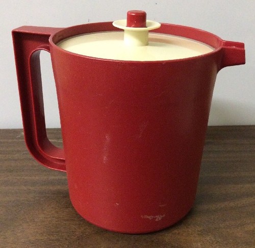 VTG TUPPERWARE PITCHER W/ PUSH BUTTON SUCTION LID MAROON RED 1.5 Qt. 1575-7