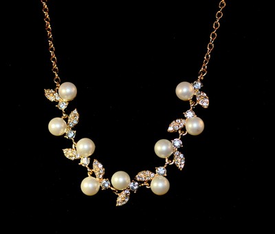 Vintage single strand White Faux Pearl gold tone Necklace 18 inches rhinestones