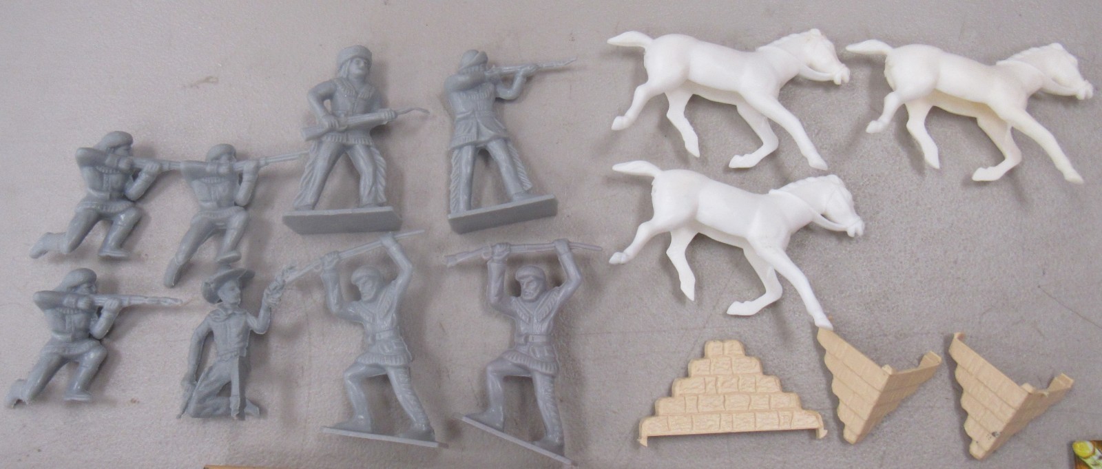 Vintage T. Cohn Inc. Tin 7th Cavalry HQ Fort Comanche Stable Set w/ 11 Figures