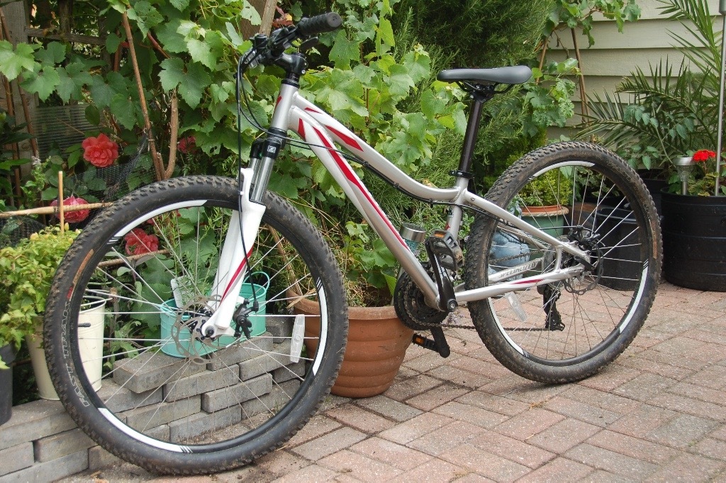 Specialized Myka XS frame 26' Wheels. Disc brakes. Suitable for