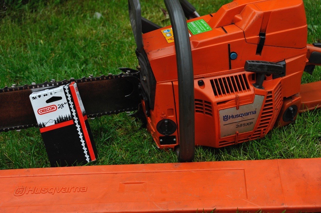 Husqvarna 395 xp chainsaw with 28" cannon super bar and spare new chain