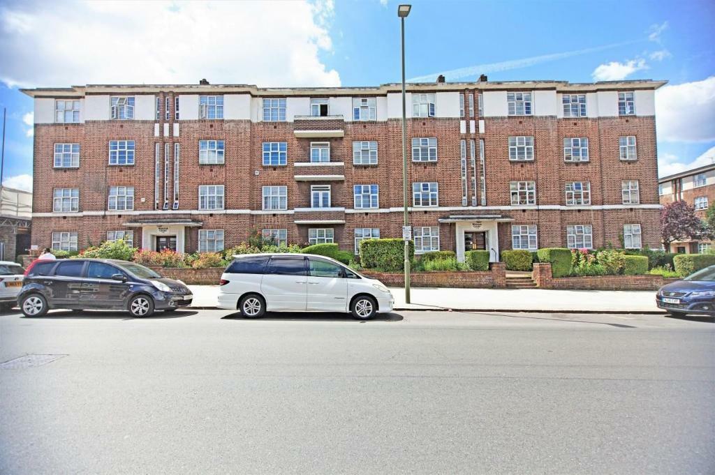 3 bedroom flat in Windsor Court,Golders Green Road, Golders Green