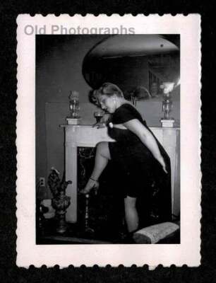 WOMAN BLONDE SEXY POSE LEG HEELS FIREPLACE OLD/VINTAGE PHOTO- N212