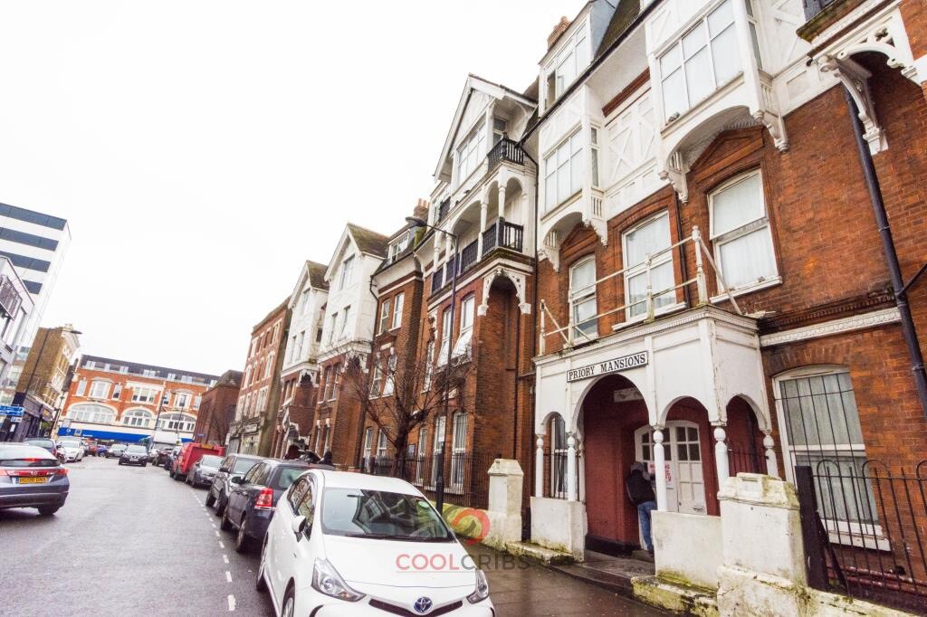 We are happy to offer this amazing large bedsit apartment situated in