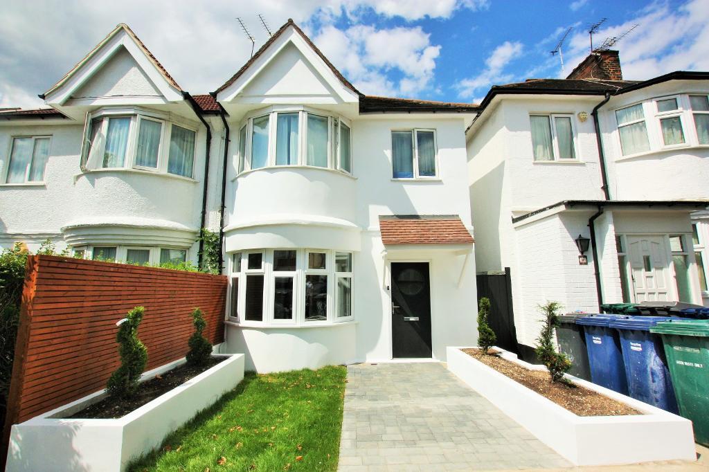 2 bedroom flat in Golders Manor Drive, Golders Green, NW11 in Golders