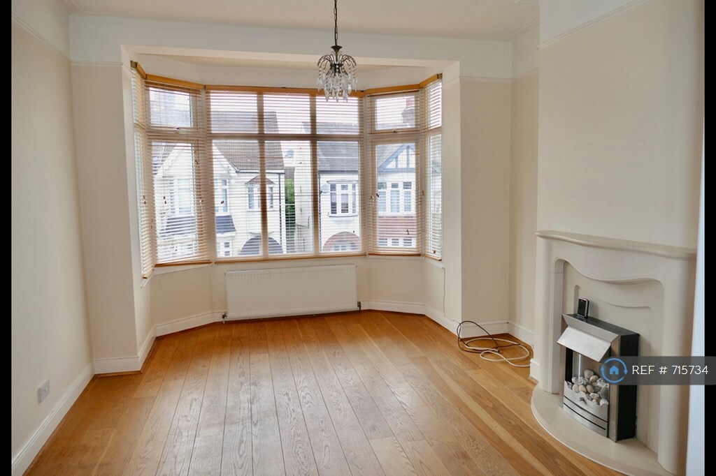 1 bedroom flat in Oakleigh Park Drive, Leigh On Sea, SS9 (1 bed