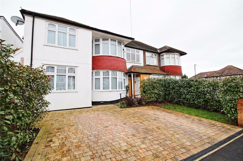 1 bedroom flat in Gordon Avenue, Stanmore, HA7 in Stanmore, London