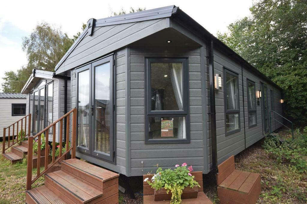 NEW Sunrise Lodge Deluxe 'Super' 40x13 2BD Full Winter Pack