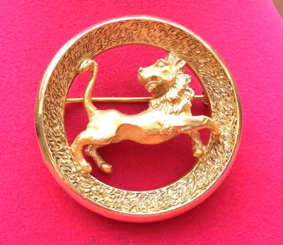 Vintage Signed Crown Trifari Textured Circle Goldtone Zodiac LEO Lion Brooch Pin