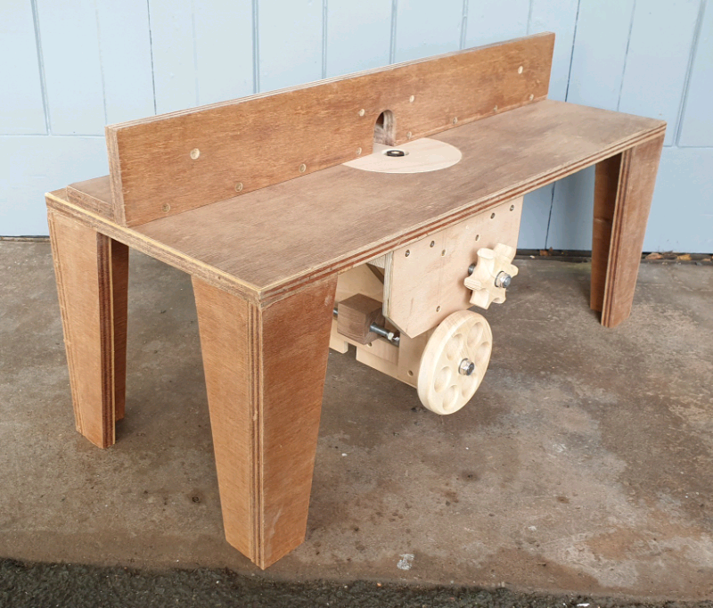 Router table with builtin lift mechanism in Sutton Coldfield, West