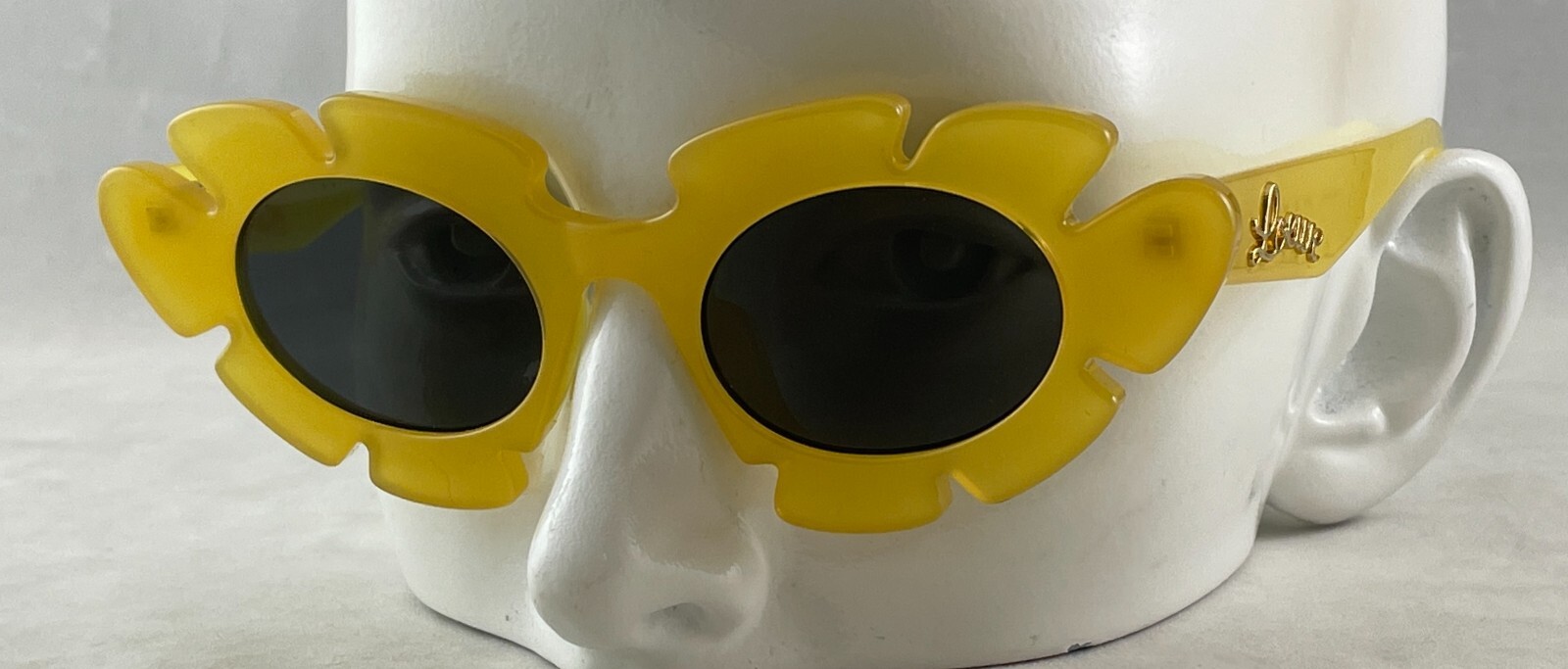 Pre-owned Loewe Lw40088u Lw 40088u 39a Yellow Sunglasses 47-20-140 In Black